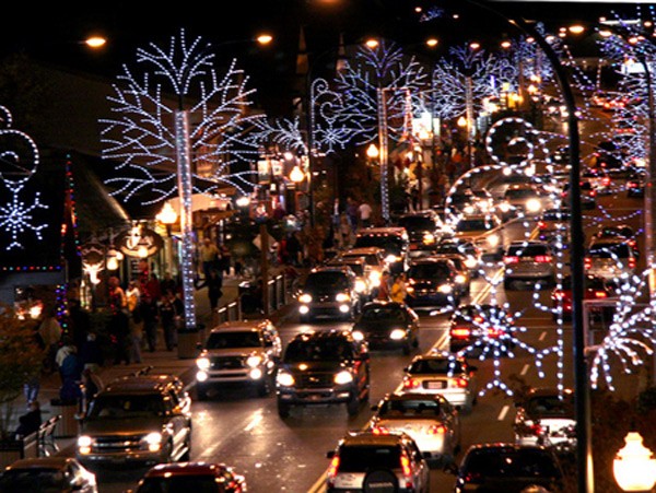 Giáng sinh và năm mới là hai dịp Lễ quan trọng của người phương Tây. Những ngày này tại khắp các con đường, góc phố từ châu Mỹ đến châu Úc lan sang tới cả những khu vực châu Á đều được trang hoàng lộng lẫy với những cây thông Noel rực sáng.